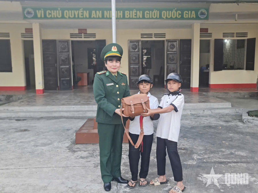 Hai học sinh lớp 6 trả lại của rơi